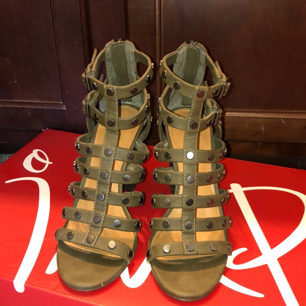 Heeled shoes